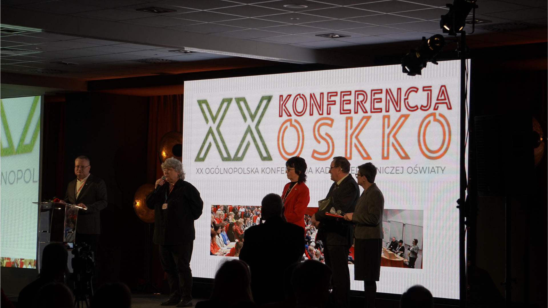 otwarcie konferencji - ekran z logo wydarzenia