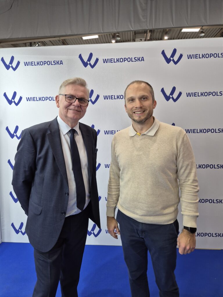 Targi Edukacyjne i Wielkopolski Festiwal Zawodów w Poznaniu Czesław Kruczek, Zastępca Dyrektora Departamentu Edukacji i Nauki Urzędu Marszałkowskiego Województwa Wielkopolskiego i Sławomir Kozieł, główny analityk ds. współpracy ze środowiskami branżowymi ZSK6 / IBE PIB