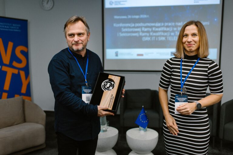 Bogusław Dębski, dyrektor Centrum Certyfikacji Polskiego Towarzystwa Informatycznego i dr Anna Sitek, zastępca lidera projektu ZSK6 / IBE PIB; konferencja podsumowująca aktualizacje SRK TELE i SRK IT; 26 lutego 2026 r.