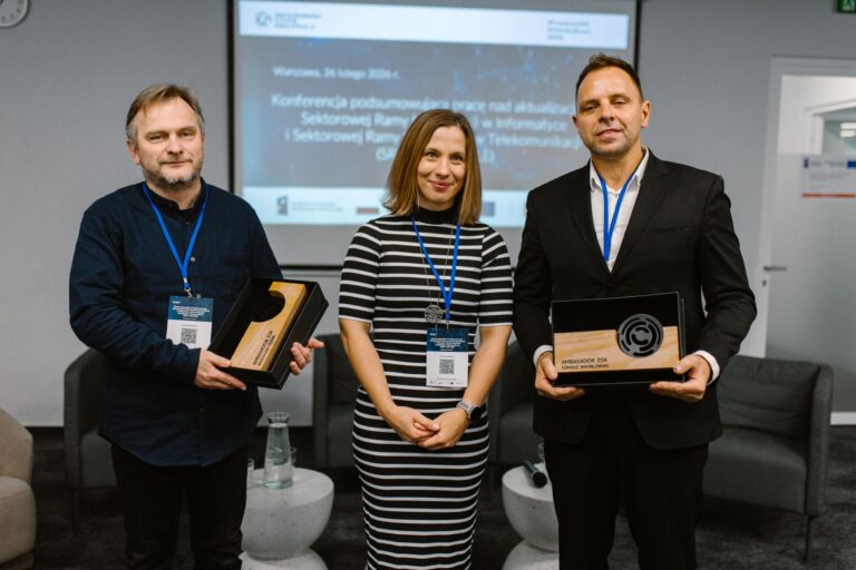 Bogusław Dębski, dyrektor Centrum Certyfikacji Polskiego Towarzystwa Informatycznego, dr Anna Sitek, zastępca lidera projektu ZSK6 / IBE PIB i Tomasz Wróblewski, dyrektor Centrum Modelowania Przestrzennego; konferencja podsumowująca aktualizacje SRK TELE i SRK IT; 26 lutego 2026 r.