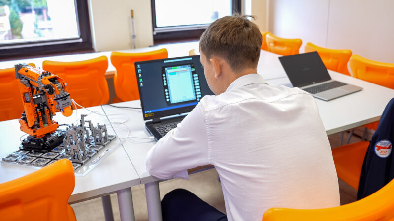 „Trendy, innowacje i wyzwania w branży lotniczej – eksploatacja portów i terminali lotniczych w regionie śląskim”