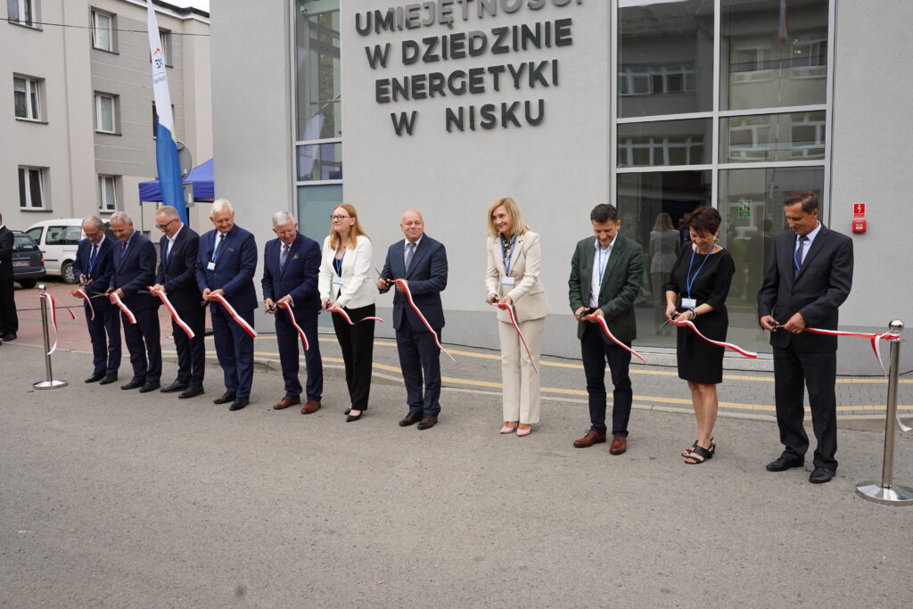 uroczyste przecięcie wstęgi podczas otwarcia BCU w Nisku