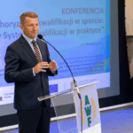 Konferencja "Nowe horyzonty kwalifikacji w sporcie: Zintegrowany System Kwalifikacji w praktyce" - 24 czerwca 2025 r., Aula AWF Warszawa; na zdjęciu Ireneusz Raś, sekretarz stanu w Ministerstwie Sportu i Turystyki