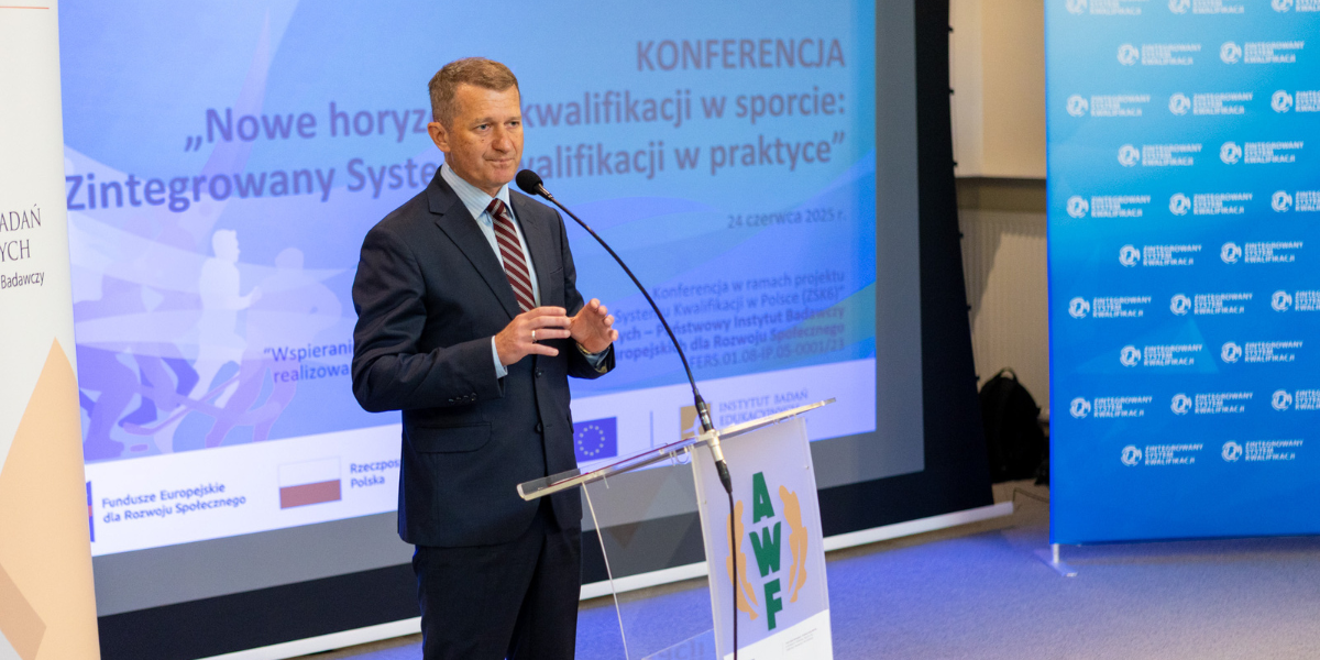 Konferencja "Nowe horyzonty kwalifikacji w sporcie: Zintegrowany System Kwalifikacji w praktyce" - 24 czerwca 2025 r., Aula AWF Warszawa; na zdjęciu Ireneusz Raś, sekretarz stanu w Ministerstwie Sportu i Turystyki