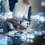 ikony wyobrażające różne rodzaje wykresów; w tle osoby dyskutujące nad danymi