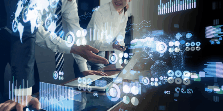 ikony wyobrażające różne rodzaje wykresów; w tle osoby dyskutujące nad danymi