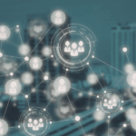 Grafika wyobrażająca sieć powiązań i relacji. Abstrakcyjna sieć linii łącząca jasne ikony przedstawiające sylwetki ludzi oraz grupy osób. Niektóre elementy są wyróżnione cyfrowymi okręgami przypominającymi interfejs analityczny. W tle widać rozmyte wieżowce w chłodnej, niebiesko-szarej tonacji.