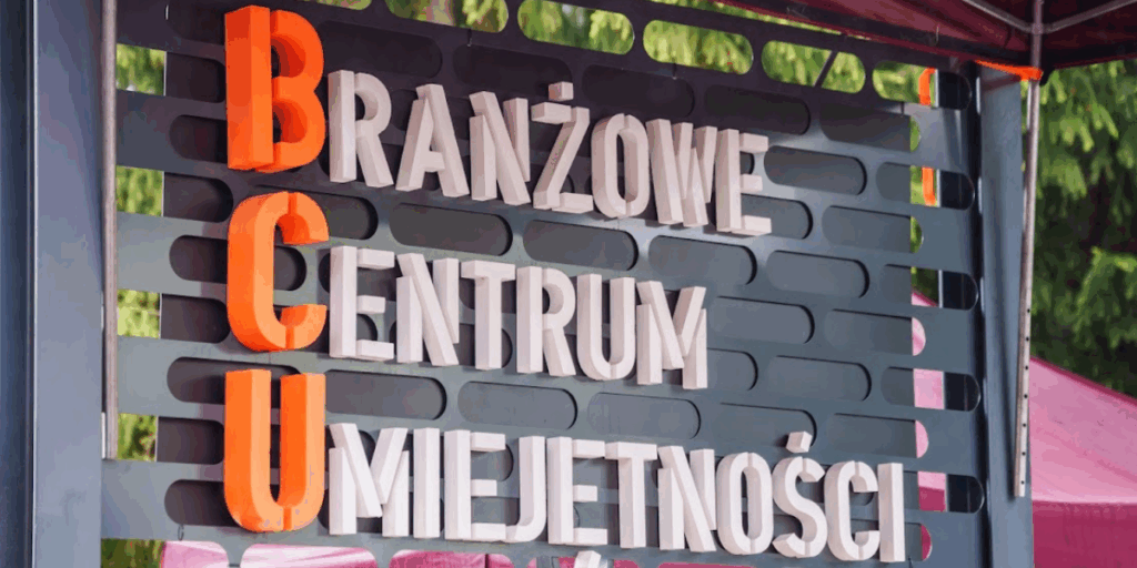 napis "Branżowe Centrum Umiejętności" na fasadzie BCU w Krośnie