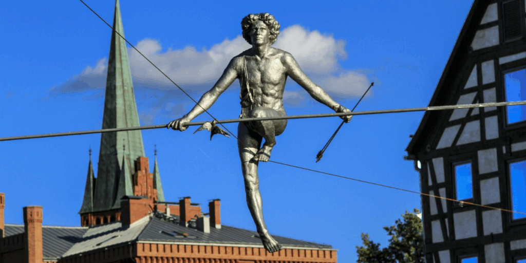 Bydgoszcz - "Przechodzący przez rzekę" – rzeźba balansująca