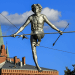 Bydgoszcz - "Przechodzący przez rzekę" – rzeźba balansująca