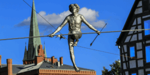 Bydgoszcz - "Przechodzący przez rzekę" – rzeźba balansująca