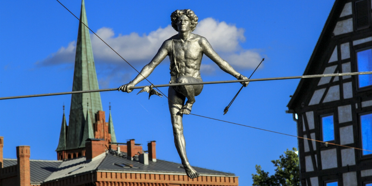 Bydgoszcz - "Przechodzący przez rzekę" – rzeźba balansująca
