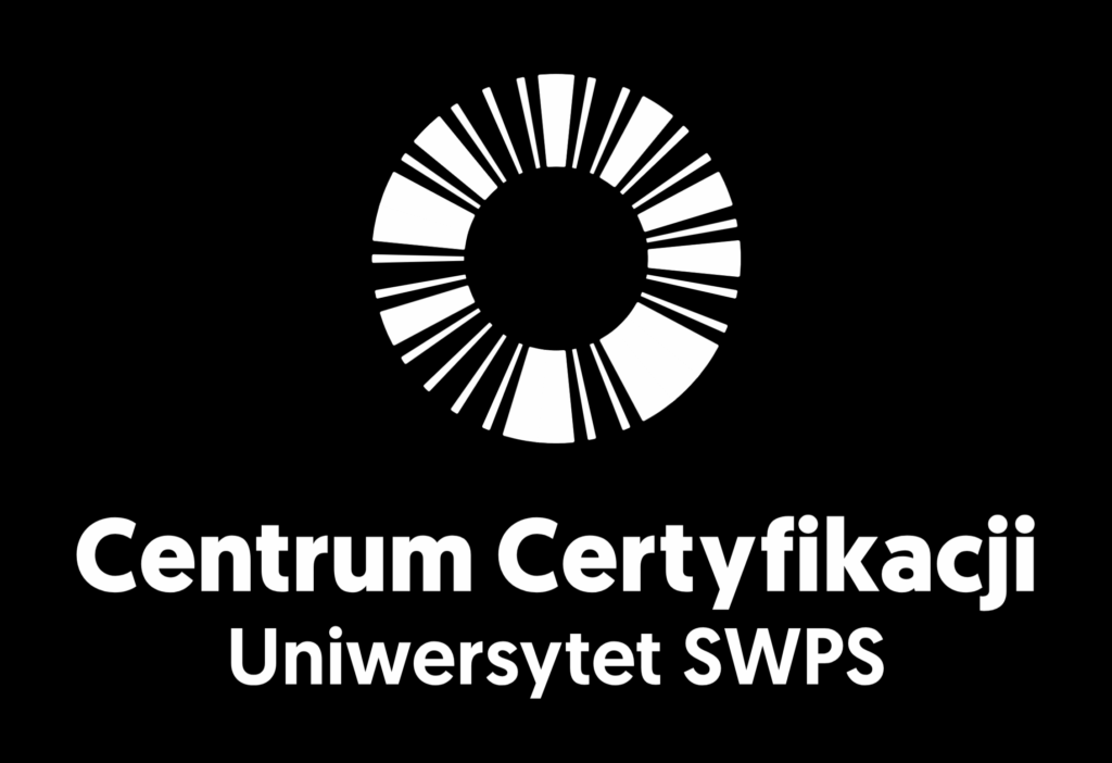 Logo Centrum Certyfikacji Uniwersytet SWPS w układzie pionowym. Nad napisem biały sygnet w kształcie koła złożonego z promieniście ułożonych kresek o różnej grubości. Całość na czarnym tle.