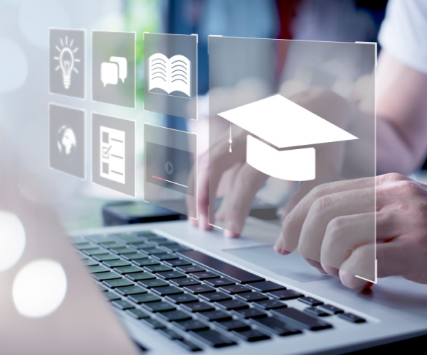 mężczyzna przed laptopem; pomiędzy nim a ekranem widoczne ikony symbolizujące e-learning