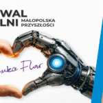 dwie dłonie - ludzka i robota - tworzące wspólnie serce z palców; w sercu napis "nauka flow"