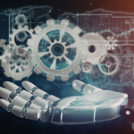 Grafika symbolizująca nowoczesne technologie i przemysł 4.0: mechaniczna dłoń podtrzymująca hologramy kół zębatych i analityki biznesowej na tle globalnej sieci połączeń.