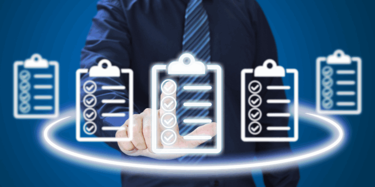 zdjęcie mężczyzny wskazującego palcem na jedną z grafik przedstawiających ikony checklist