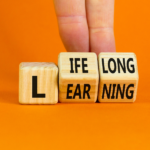 drewniane klocki tworzące napis lifelong learning