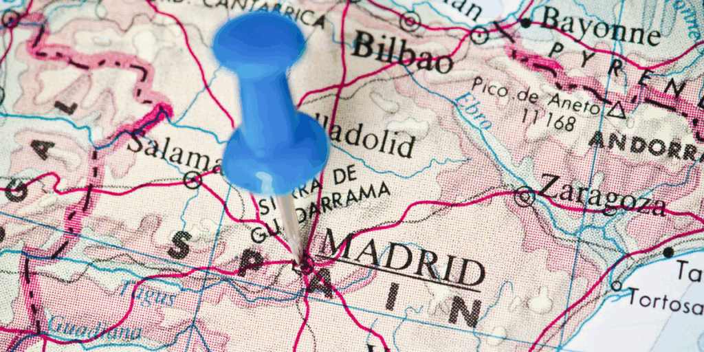 fragment mapy Hiszpanii z zaznaczonym pineską Madrytem