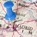 fragment mapy Hiszpanii z zaznaczonym pineską Madrytem