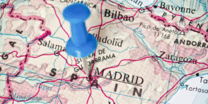 fragment mapy Hiszpanii z zaznaczonym pineską Madrytem