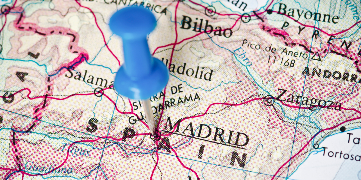 fragment mapy Hiszpanii z zaznaczonym pineską Madrytem