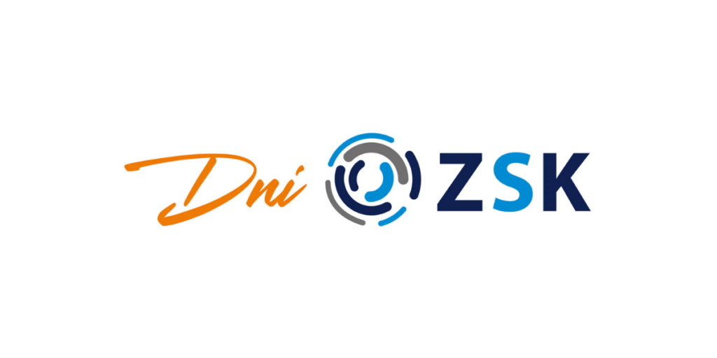 logotyp Dni ZSK - pomarańczowy napis "Dni" (kolor nawiązuje do koloru logo IBE PIB) i napis ZSK; rozdzielone "soczewką" ZSK