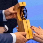 moment wręczania jednej ze statuetek "Ambasadorów ZSK"