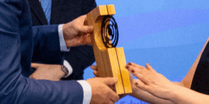 moment wręczania jednej ze statuetek "Ambasadorów ZSK"