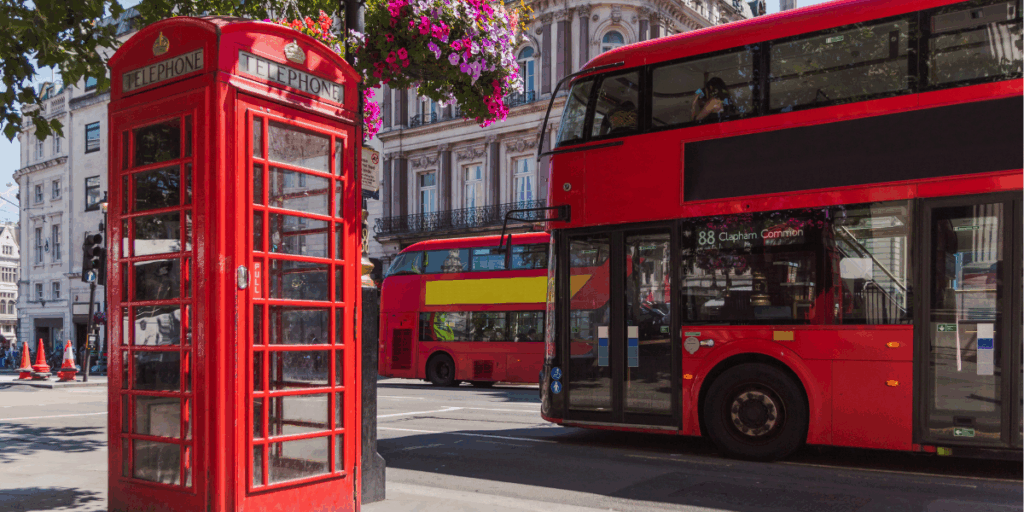 widok na ulicę Londynu z symbolami tego miasta: budką telefoniczną i piętrowym autobusem