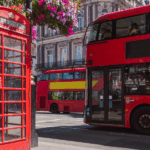 widok na ulicę Londynu z symbolami tego miasta: budką telefoniczną i piętrowym autobusem