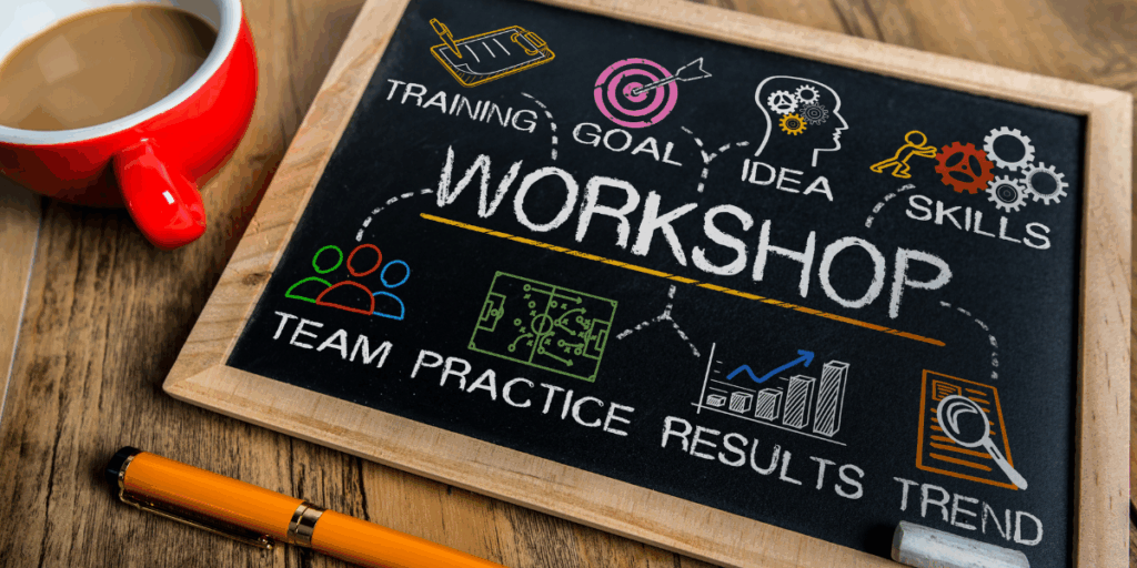 czarna tabliczka z napisem workshop zrobionym kredą