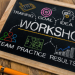 czarna tabliczka z napisem workshop zrobionym kredą