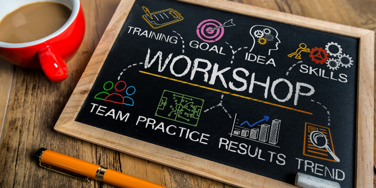 czarna tabliczka z napisem workshop zrobionym kredą