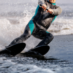 osoba uprawiająca narciarstwo wodne