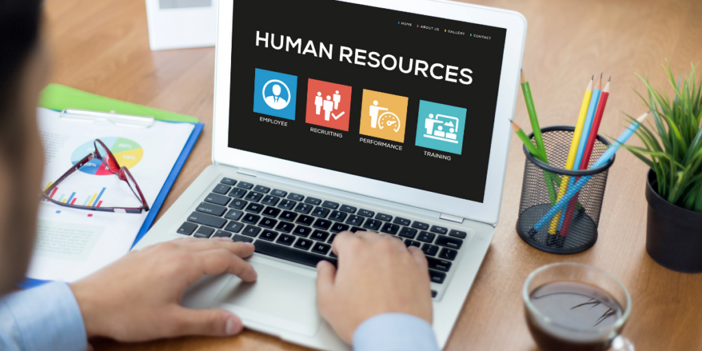 laptop z wyświetlonymi ikonami różnych obszarów działań HR