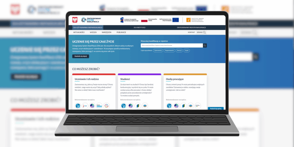 zdjęcie laptopa z wyświetloną stroną startową kwalifikacje.gov.pl; w tle rozmyta pierwsza strona tegoż portalu