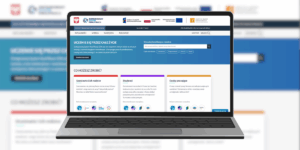 zdjęcie laptopa z wyświetloną stroną startową kwalifikacje.gov.pl; w tle rozmyta pierwsza strona tegoż portalu