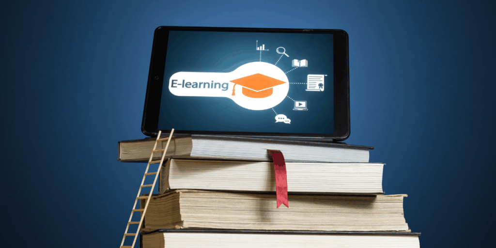 komórka ustawiona poziomo na stosie książek; na wyświetlaczu studencki biret, napis "e-learning" i ikony nawiązujące tematycznie do procesu uczenia się; o stos książek oparta jest drabina