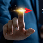 Koncepcja przejścia z jednego roku (2025) w kolejny (2026) i planowania przyszłości, pokazująca palec uruchamiający czerwoną strzałę w kierunku celu, reprezentujący przywództwo, kierunek i strategiczną mapę drogową sukcesu