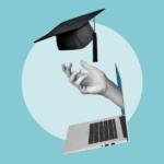 kolaż: dłoń wynurzająca się z ekranu laptopa, podrzucająca studencki biret