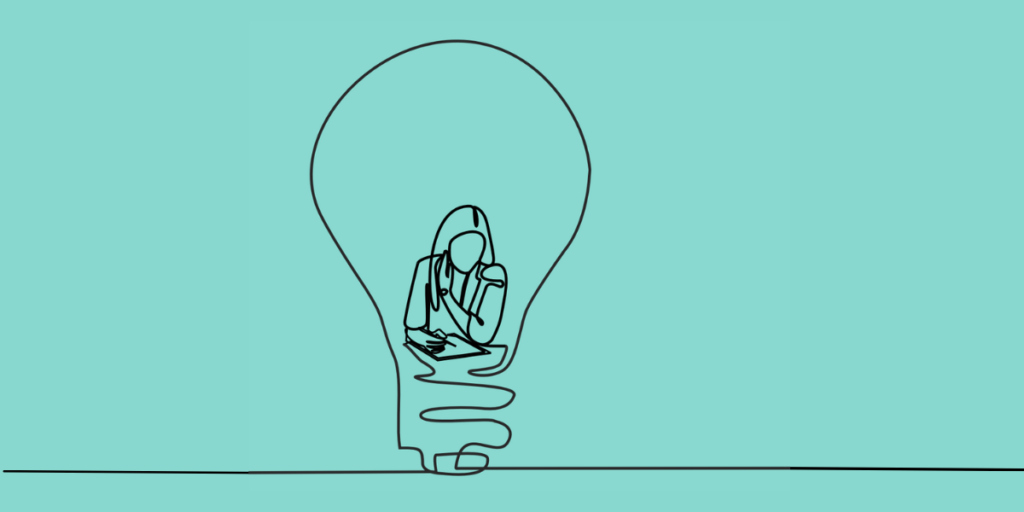 Minimalistyczna grafika line art przedstawiająca kontur żarówki, wewnątrz której znajduje się sylwetka kobiety pracującej przy biurku. Całość na jednolitym, morskim tle.