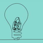 Minimalistyczna grafika line art przedstawiająca kontur żarówki, wewnątrz której znajduje się sylwetka kobiety pracującej przy biurku. Całość na jednolitym, morskim tle.