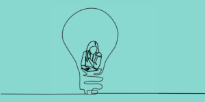 Minimalistyczna grafika line art przedstawiająca kontur żarówki, wewnątrz której znajduje się sylwetka kobiety pracującej przy biurku. Całość na jednolitym, morskim tle.