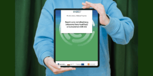 osoba trzymająca tablet z okładką Raportu z prac nad aktualizacją Sektorowej Ramy Kwalifikacji w Budownictwie (SRK BD)
