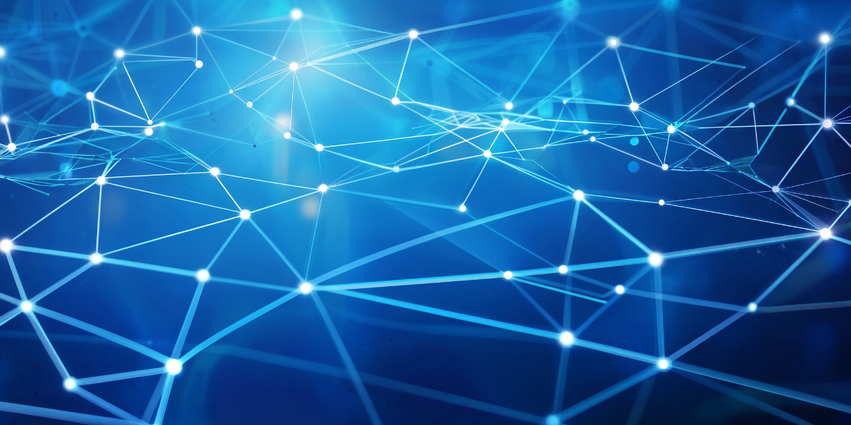 Grafika przedstawia na błękitnym tle sieć świecących punktów z efektem bokeh, połączonych liniami. Ma symbolizować technologię i przepływ oraz budzić skojarzenia np.: łącznością światłowodową, infrastrukturą IT i nowoczesnymi systemami telekomunikacyjnymi.