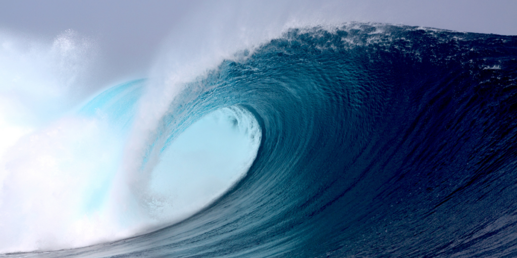 wielka fala morska nadająca się do uprawiania surfingu