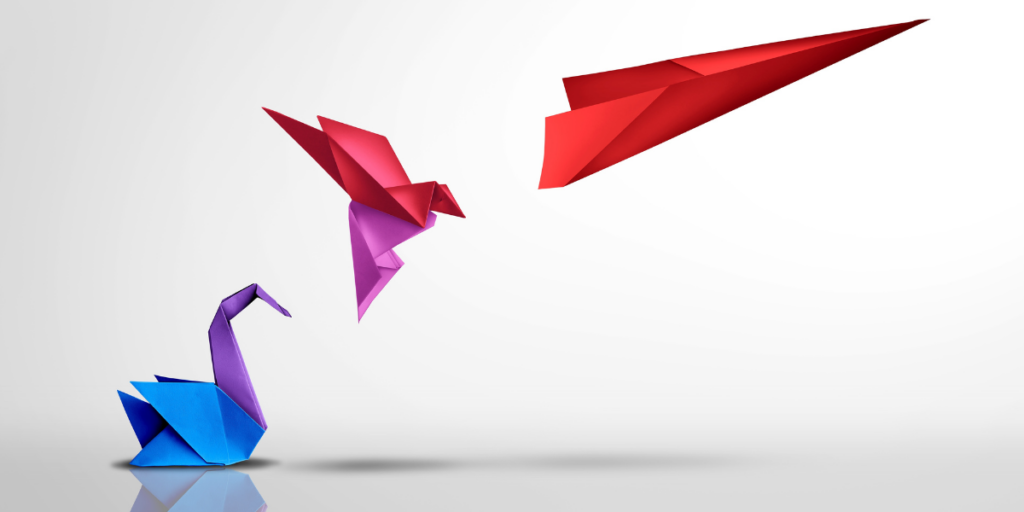 trzy figury origami - pierwsza: łabędź; druga: ptak wzbijający się do lotu; trzecia: papierowy samolot