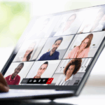 laptop z widocznym na ekranie spotkaniem online