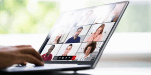 laptop z widocznym na ekranie spotkaniem online